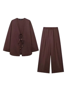 Détail du haut kimono marron avec perles et pantalon large en lin pour femmes