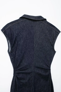 Détail du dos d'une robe midi en denim indigo avec taille plissée et surpiqûres orange