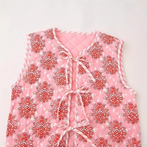 Chaleco acolchado rosa para mujer con estampados florales rojos y lazos decorativos