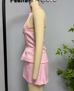 Détail de l'ensemble haut dos nu à nœud et mini-jupe rose avec texture tissée et boutons
