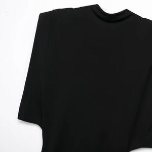 Robe en maille noire ajustée avec épaulettes et coupe épurée dans le dos pour femmes