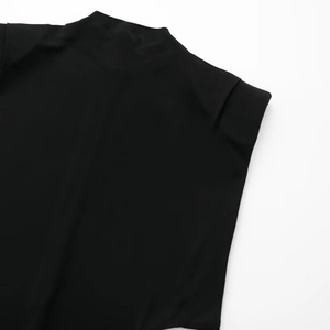 Robe tricotée noire sans manches pour femme avec épaulettes et col montant minimaliste