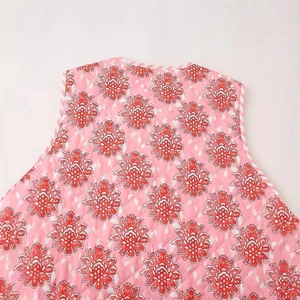 Chaleco acolchado rosa con estampado floral y borde de rayas para moda callejera
