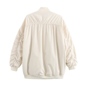Détails de la veste bomber beige avec dos plissé et finitions froncées sur les manches