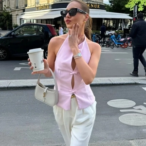 Haut dos nu rose avec d'élégants nœuds de fermeture et une coupe cintrée moderne