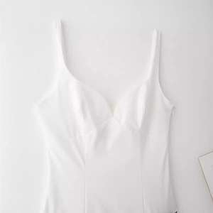Elegantes weißes Minikleid mit Spaghettiträgern, Faltenrock und seitlichem Reißverschluss