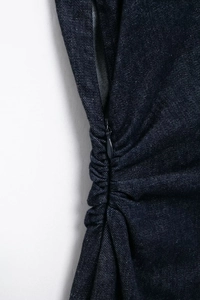 Détail de la fermeture éclair invisible et des fronces sur la robe midi en jean bleu