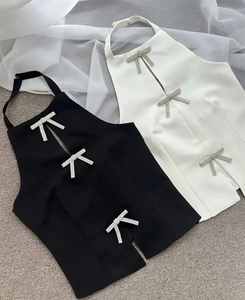 Détail de hauts dos nu avec boutons nœuds en diamant en versions noir et blanc
