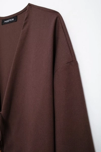 Détail de la texture en mélange de lin marron et étiquette de col de cet ensemble kimono