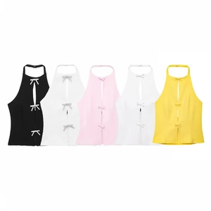 Top dos nu avec découpe et détails de nœuds en plusieurs couleurs sur fond blanc