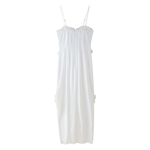 Abito sottoveste bianco minimalista con balze a pieghe e spacco laterale in raso