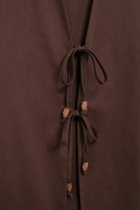 Détail du haut kimono en lin avec fermeture à lacets et perles losanges décoratives