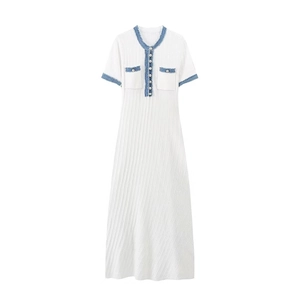 Weißes Strickkleid mit blauem Tweed-Besatz und Perlenknöpfen im minimalistischen Stil