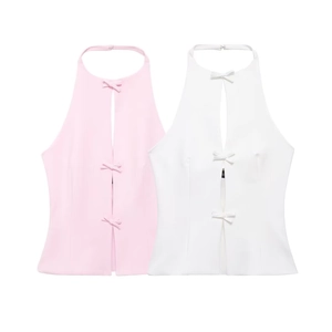 Détail de hauts dos nu avec nœuds décoratifs en tissu texturé rose et blanc doux