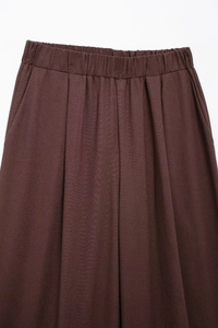 Détail du pantalon marron en coton et lin avec taille haute élastique et poches latérales