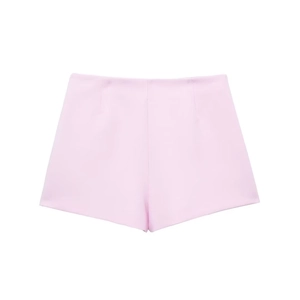 Détail à plat d'un short rose à taille haute avec texture de tissu minimaliste