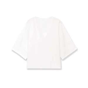 Top minimalista in maglia bianca con scollo a V e ampie maniche corte estive