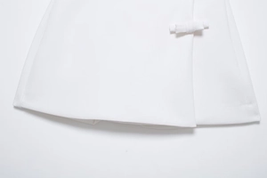 Détail de jupe portefeuille blanche avec nœud latéral élégant et tissu tissé premium