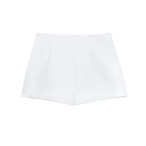 Vue détaillée du short blanc taille haute à jambes larges avec pinces en tissu structuré