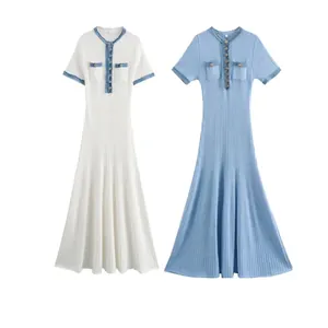 Eng anliegendes Strickkleid mit Denim-Patchwork und Metallknöpfen in zwei Farben