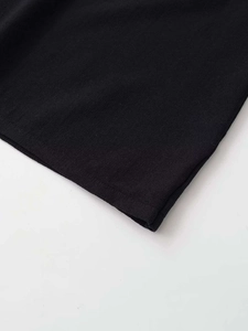 Dettaglio ravvicinato del tessuto a maglia nero che mostra la trama delle fibre pregiate