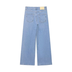 Vue arrière du jean décontracté à taille haute et jambes larges bleu clair