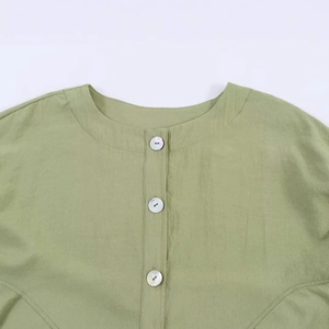 Minimalistische avocado-grüne Baumwoll-Leinen-Bluse mit Rundhals und Perlenknöpfen