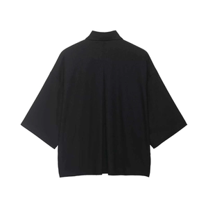 Detail view of the black oversized shirt featuring a box pleat and breathable waffle fabric