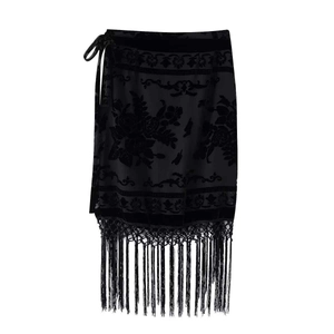 Schwarzer Wickelrock mit floralem Burnout-Samt und eleganten Fransen-Details
