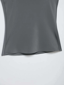 Detail view of the seamless double-stitched hem on a dark grey functional sports top