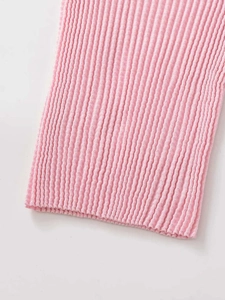 Dettaglio del tessuto in maglia a costine rosa con texture morbida e righe verticali