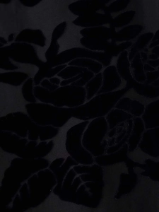 Nahaufnahme von schwarzem Samt-Ausbrenner-Stoff mit eleganten Rosen-Blumenmustern