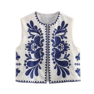Gilet sans manches pour femme blanc avec des broderies florales bleues de style ethnique