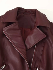 Détail de la veste en similicuir bordeaux avec fermetures éclair et revers cranté