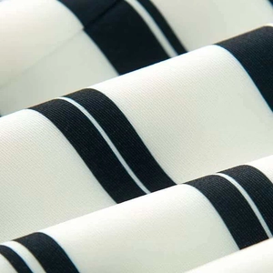 Nahaufnahme von schwarz-weiß gestreiftem Strickstoff mit weichen diagonalen Falten