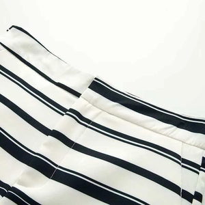 Detail der schwarz-weiß gestreiften Shorts mit hochwertigem Webstoff und feinen Nähten
