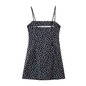 Robe d'été élégante à pois noirs avec fines bretelles et taille cintrée ajustée