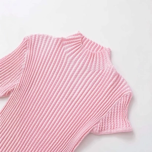 Top rosa in maglia a maniche corte con collo a lupetto e raffinata texture a coste verticali