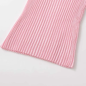 Maglione rosa a maniche corte in maglia a coste con collo alto e trama morbida