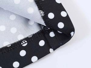 Détail macro du tissu à pois avec coutures surjetées précises pour robe d'été chic
