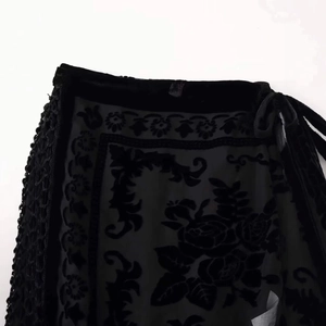 Schwarzer Wickelrock im Vintage-Stil mit Ausbrennermuster und Spitzenbändern