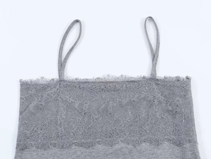 Detailaufnahme graues Strickoberteil mit zartem Wimpernspitze-Besatz und dünnen Trägern