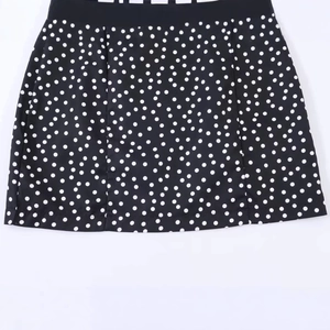 Jupe classique à pois noirs et blancs avec taille élastique et tissu léger fluide