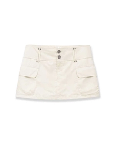 Détail de la mini-jupe cargo beige à taille haute avec fermeture à deux boutons et poches