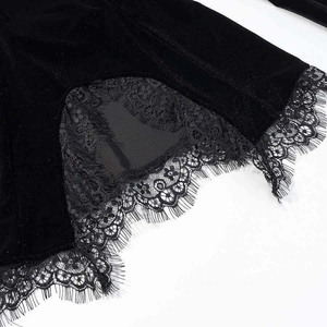 Top ajustado de terciopelo negro con encaje de pestañas y detalle refinado en la espalda