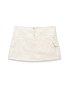 Détail de la mini-jupe cargo beige avec taille haute, boutons et poches à rabat