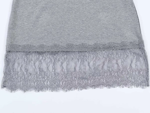 Detailansicht des grauen Spitzenbeins an einem Sommerkleid mit edler Wimpernspitze-Naht