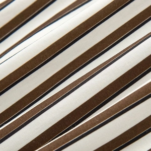 Vue détaillée de la texture du tissu rayé sur la veste aviateur décontractée