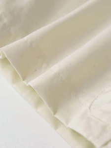 Détail de la couture de qualité sur l'ourlet de cette jupe cargo trapèze blanc cassé