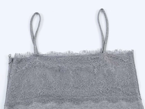 Detail des grauen Minikleides mit feiner Wimpernspitze und seitlichem Reißverschluss
